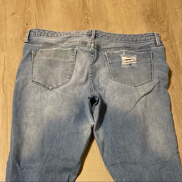 PLUS SIZE RIPPED JEANS - Picture 2 of 2